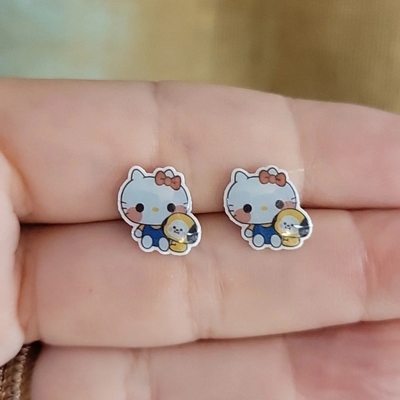 🔥LAST PAIR🔥 Hello Kitty & Friend Stud Earrings - Picture 5 of 7